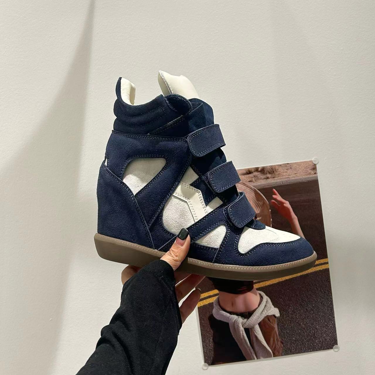 Marant Blue & White